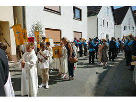 Fronleichnamsprozession durch die Straßen von Naumburg (© Karl-Franz Thiede)
